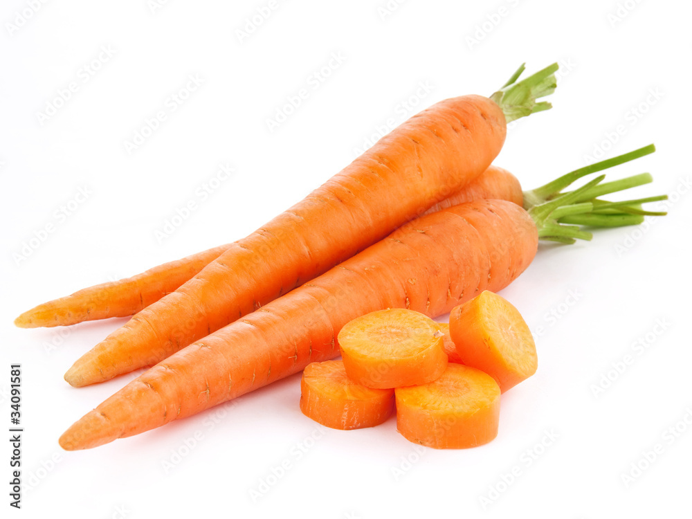 在白色背景下分离的新鲜胡萝卜。
