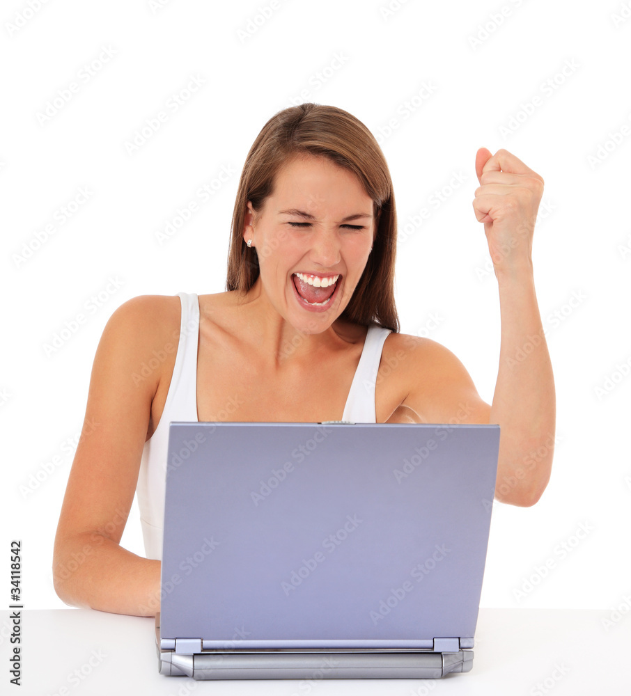 Junge Frau jubelt während sie im Internet surft