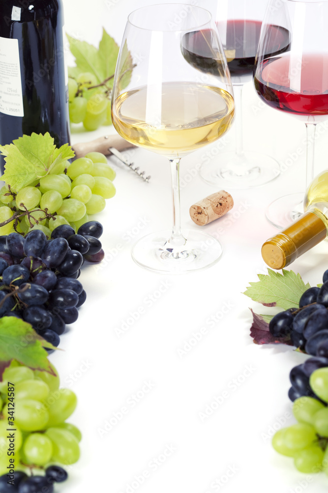 一杯白葡萄酒、红葡萄酒、玫瑰葡萄酒和葡萄