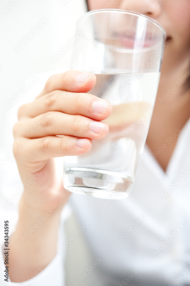 一个女人在喝一杯水