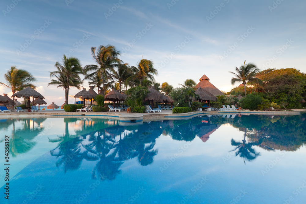 墨西哥日出时的热带游泳池