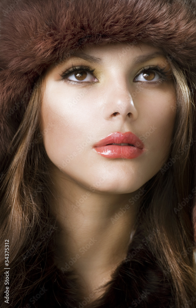 戴毛皮帽子的美丽年轻女子。冬季风格