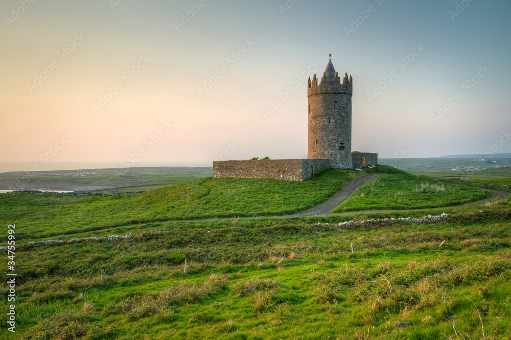 日落时分的杜纳戈尔城堡-爱尔兰