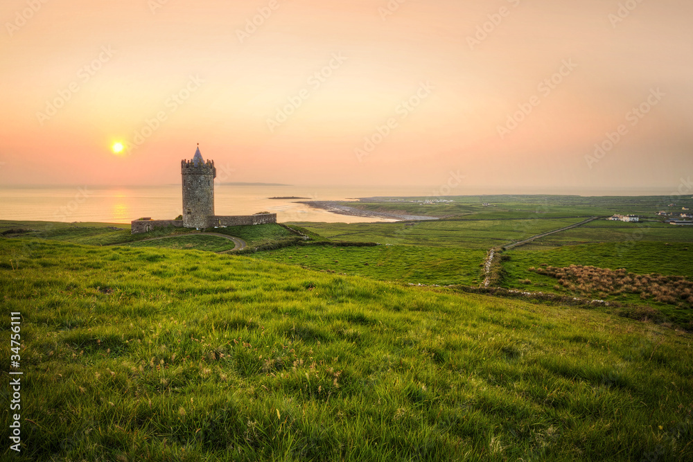 日落时分的Doonagore城堡-爱尔兰