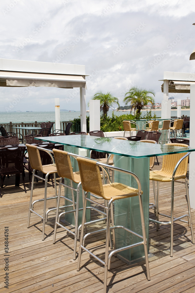 海边有桌椅的海滩咖啡馆