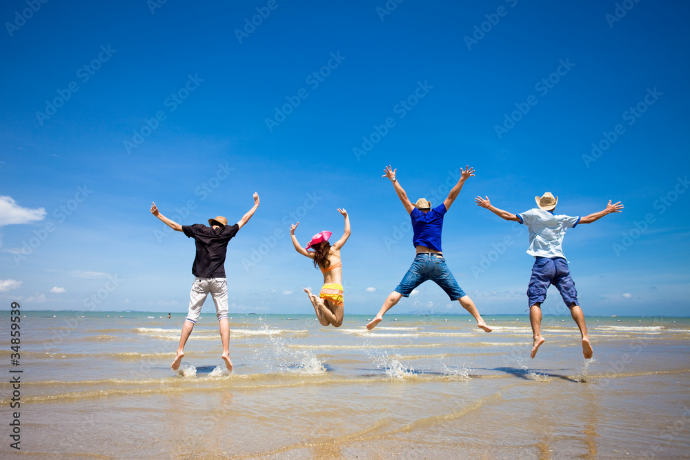 人们在海滩上跳跃