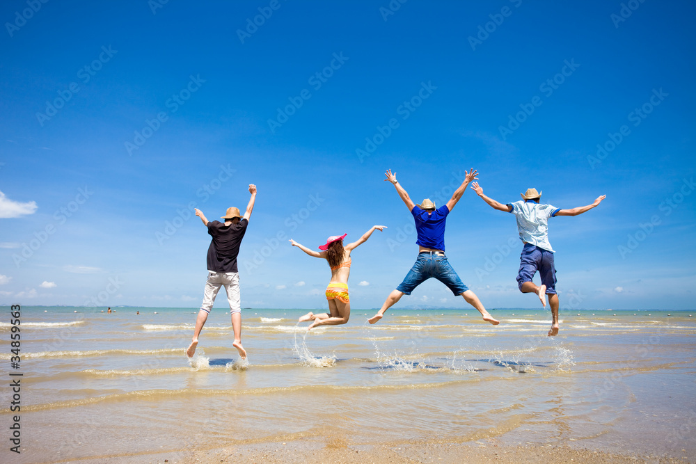 人们在海滩上跳