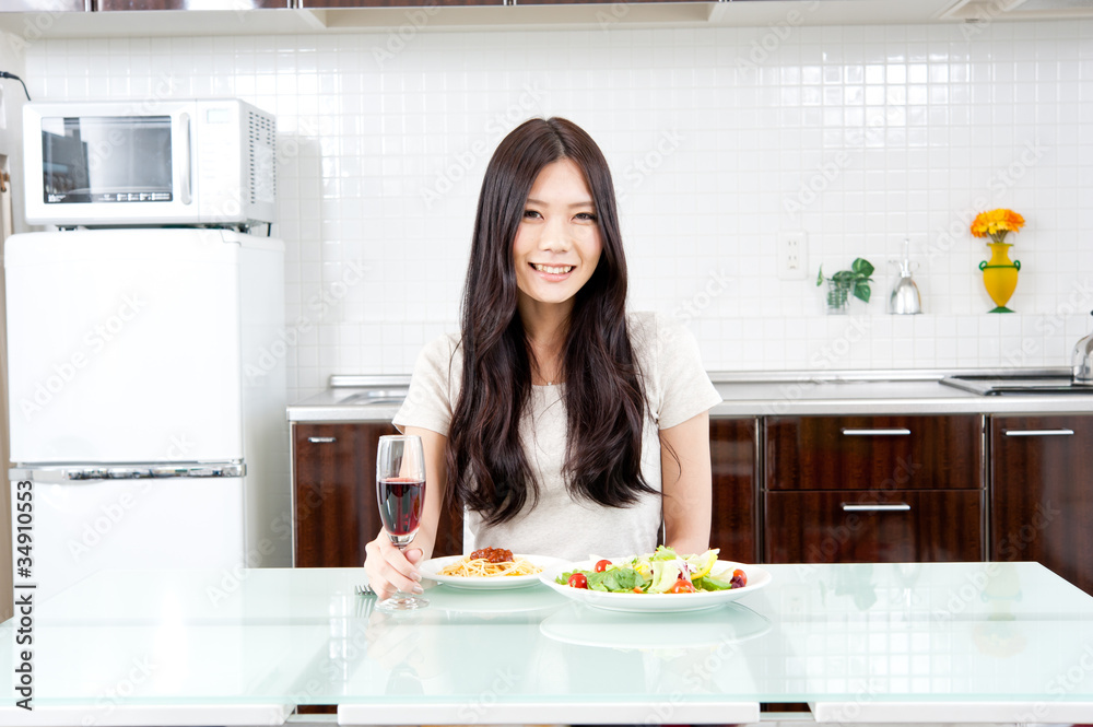 厨房里有魅力的亚洲女人