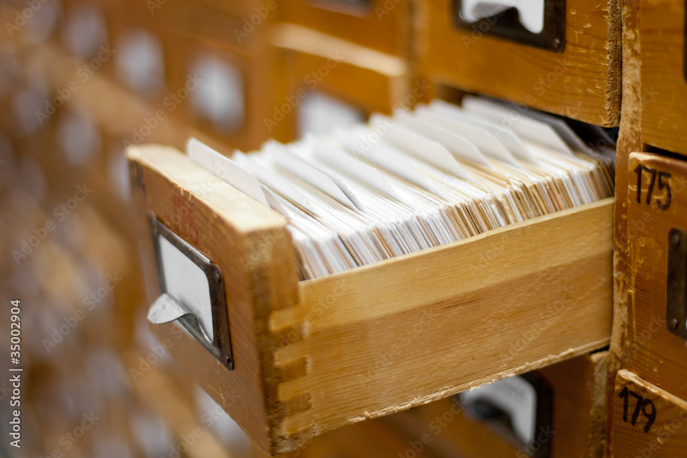 数据库概念。复古橱柜。图书馆卡或文件目录。