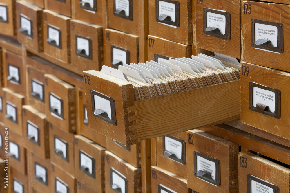 数据库概念。复古橱柜。图书馆卡片或文件目录。