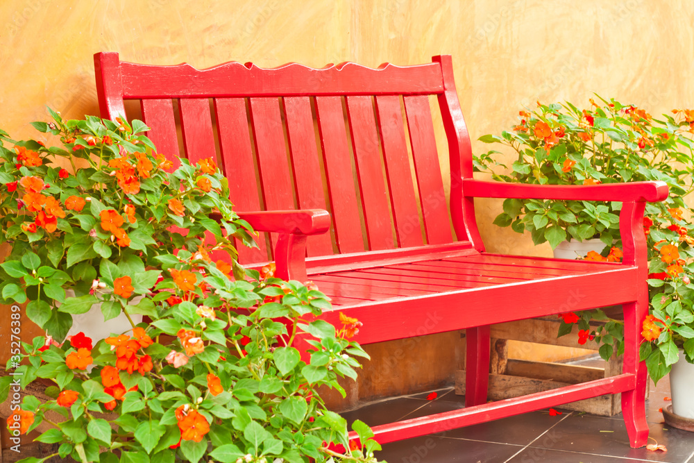 花园里的红色扶手椅