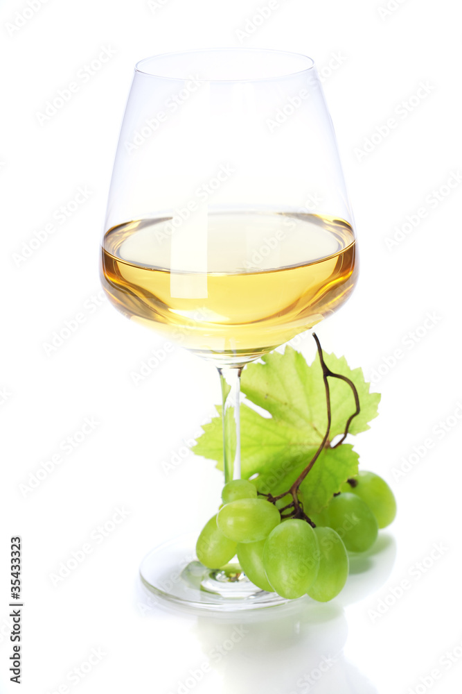 白葡萄酒和葡萄酒杯