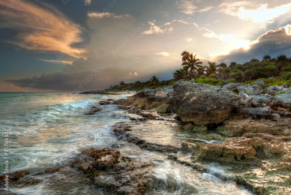 墨西哥加勒比海令人惊叹的日落