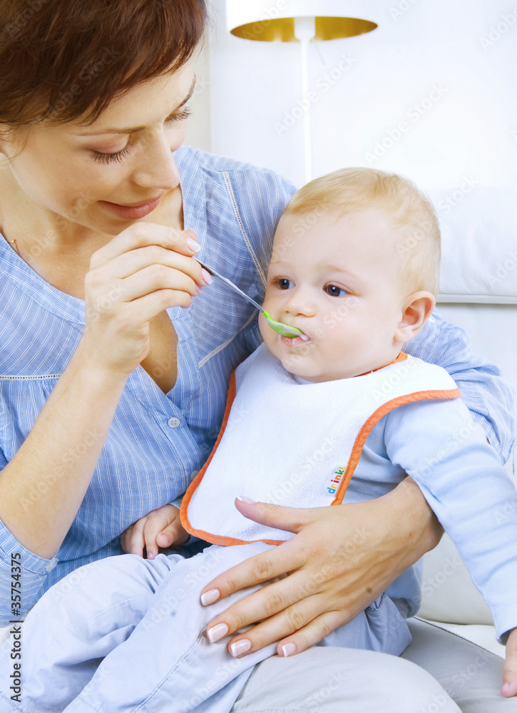母亲给婴儿喂婴儿食品