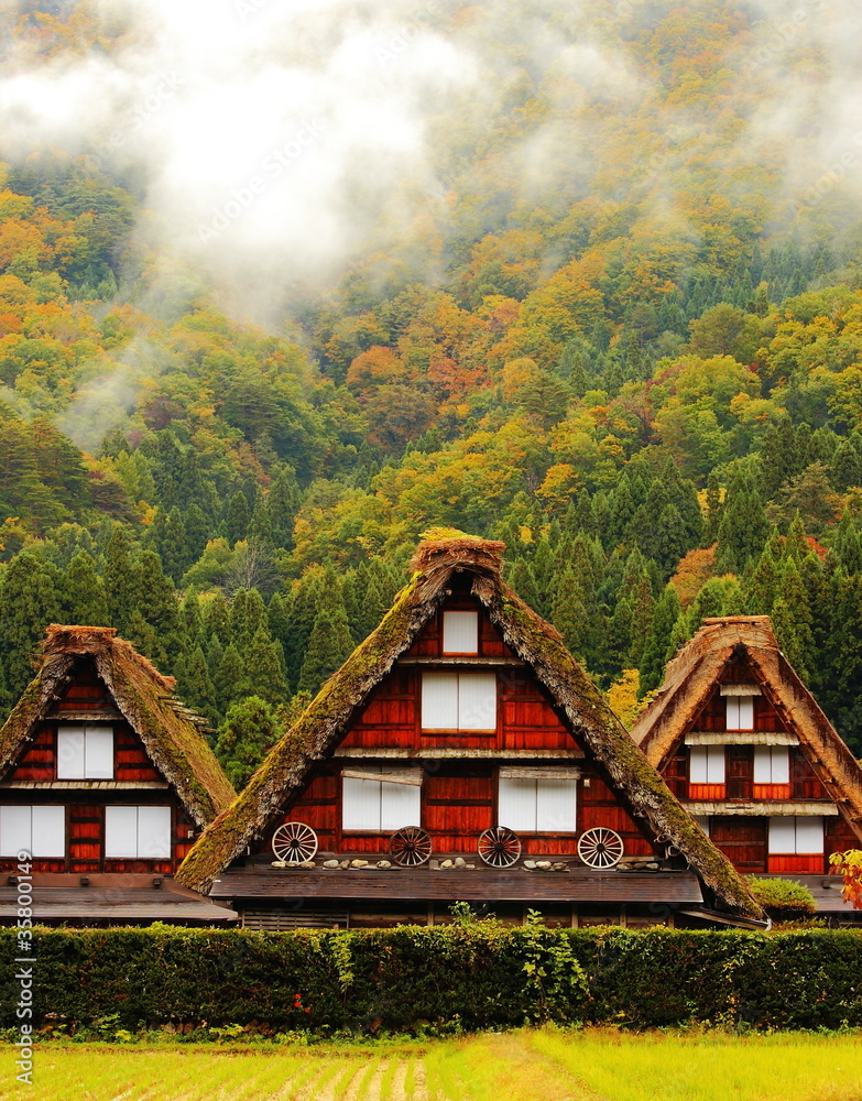日本美丽的国家，薄雾和美丽的山脉