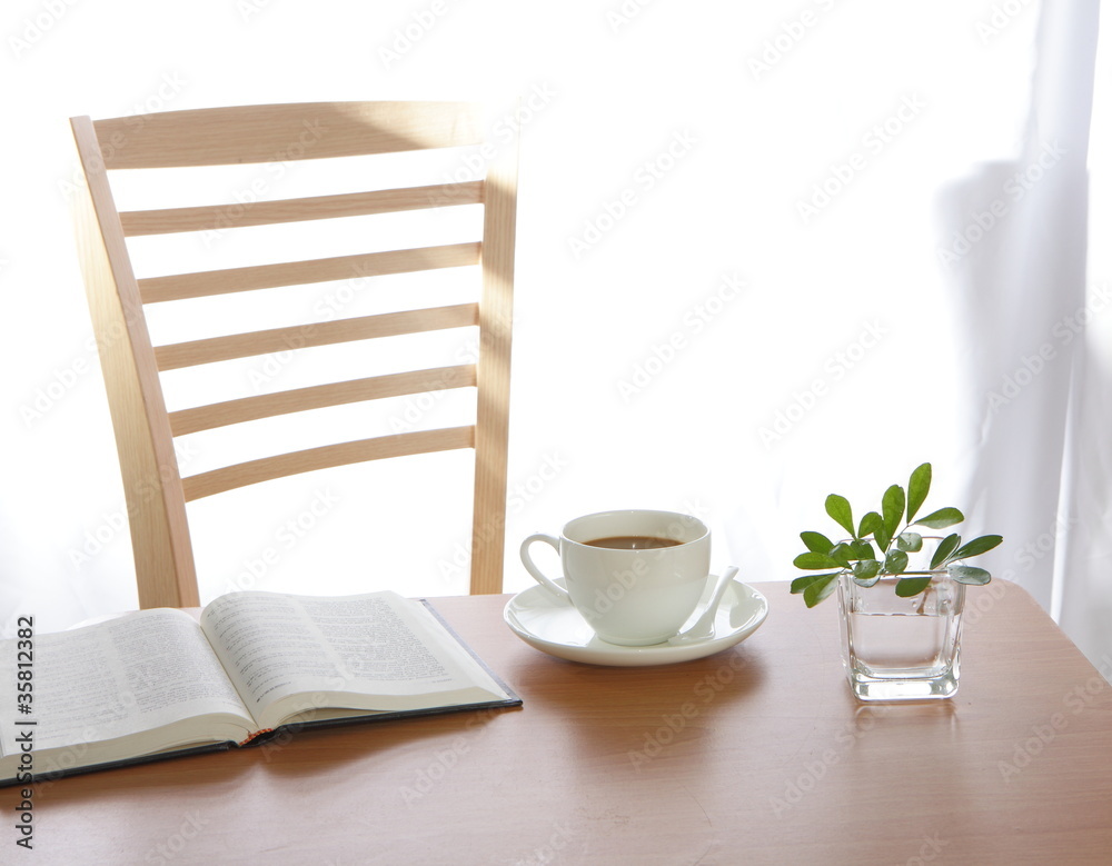木桌上的咖啡杯书籍和植物