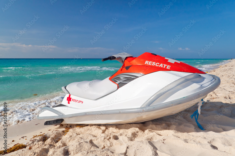 墨西哥加勒比海海岸橙色救援喷气式滑雪板