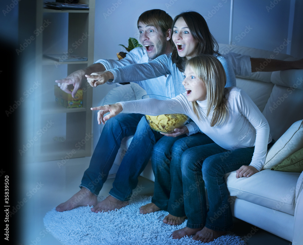 家人看电视。真实的情感