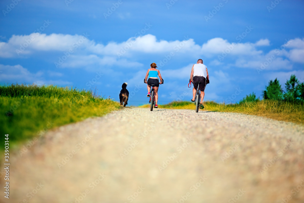 骑自行车的成熟夫妇。积极健康的生活方式