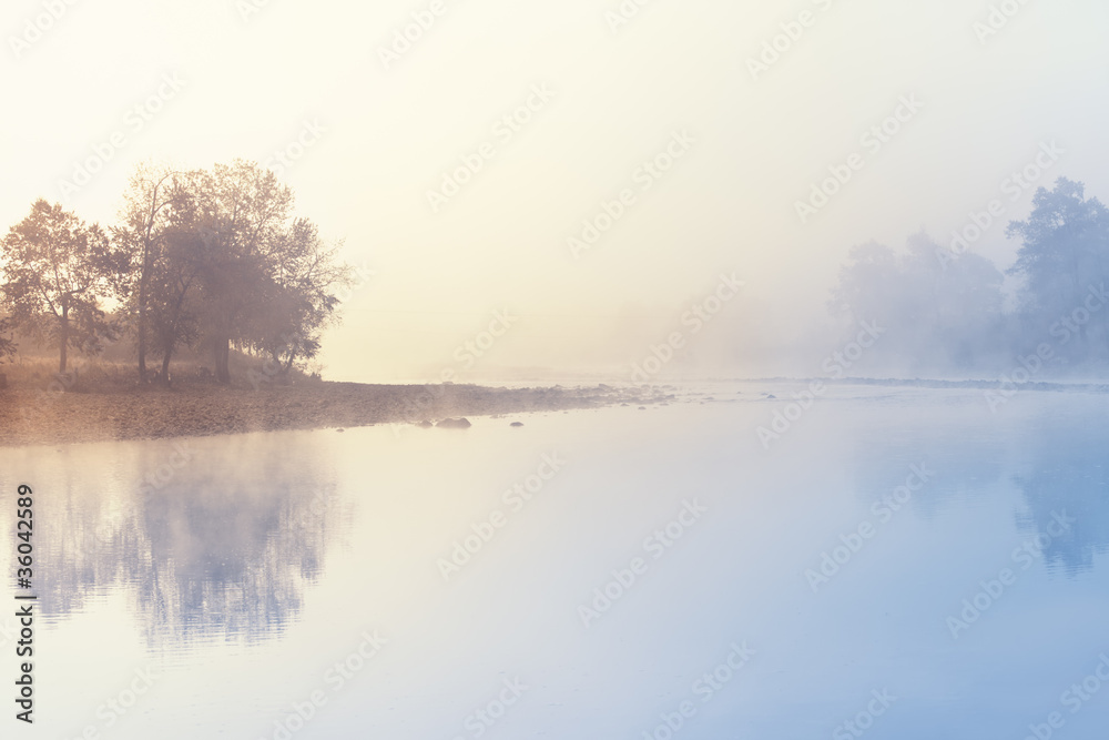 河上雾蒙蒙的早晨