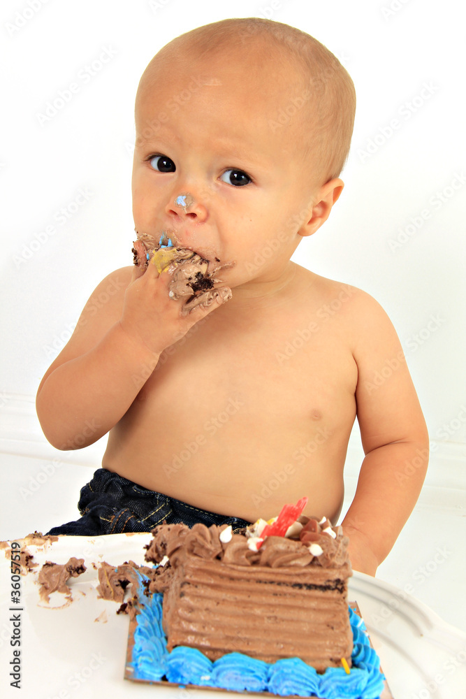 婴儿和生日蛋糕。