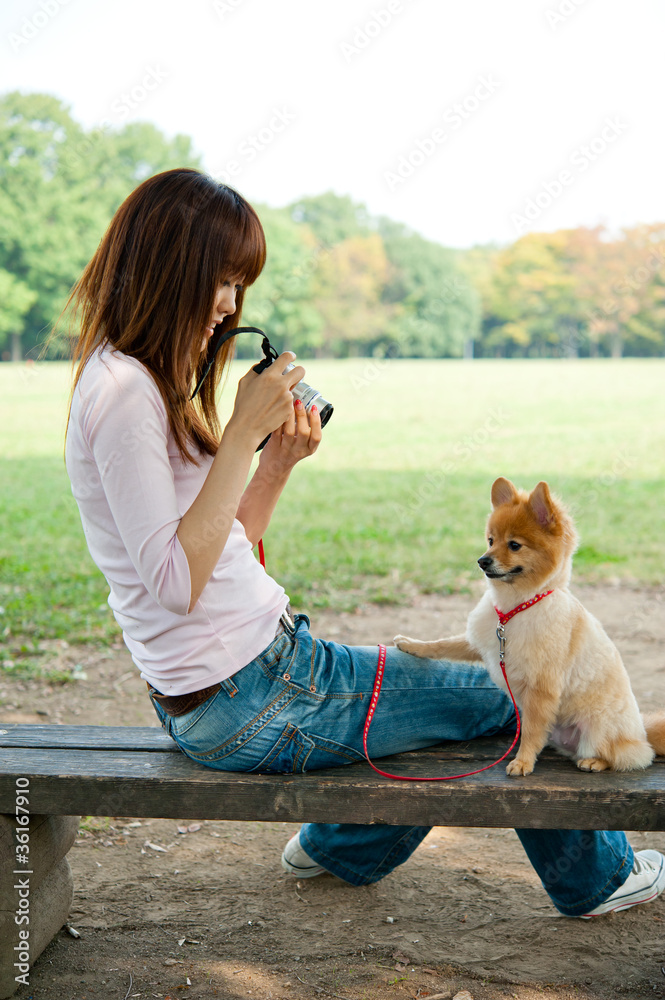 公园里养狗的亚洲美女