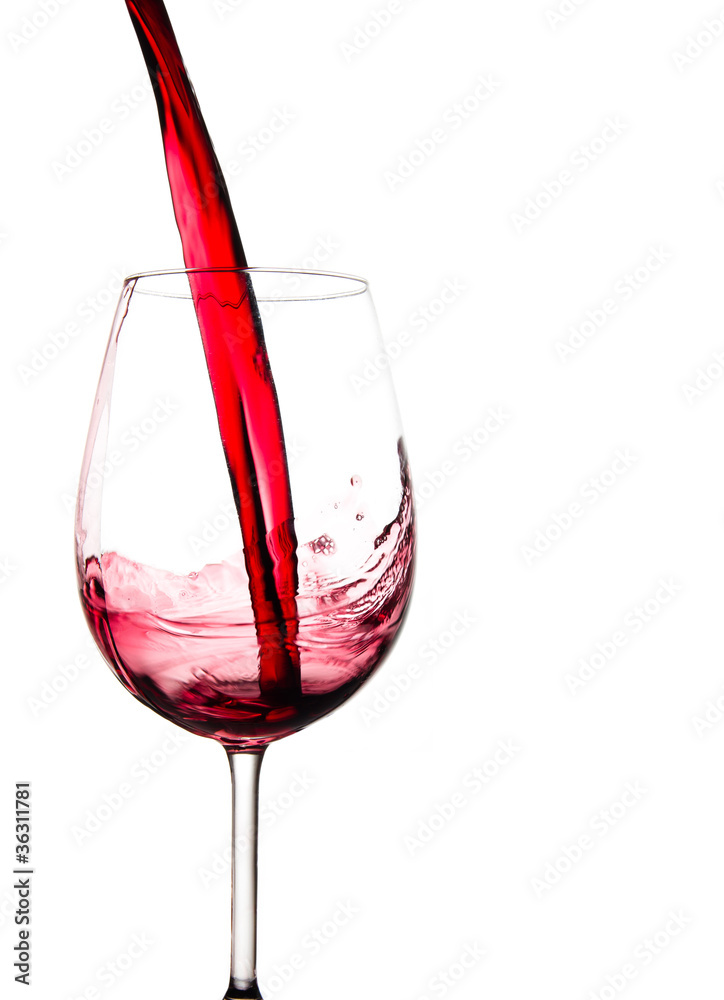 红酒倒入玻璃杯，在白底上隔离