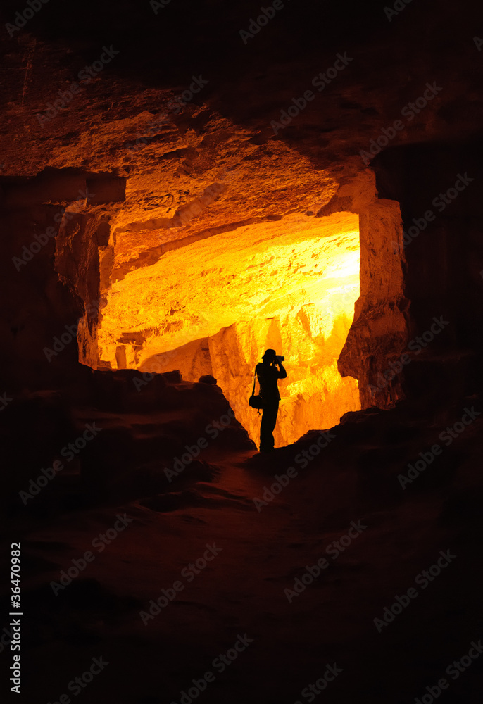 耶路撒冷Zedekiahs洞穴中一位摄影师的剪影