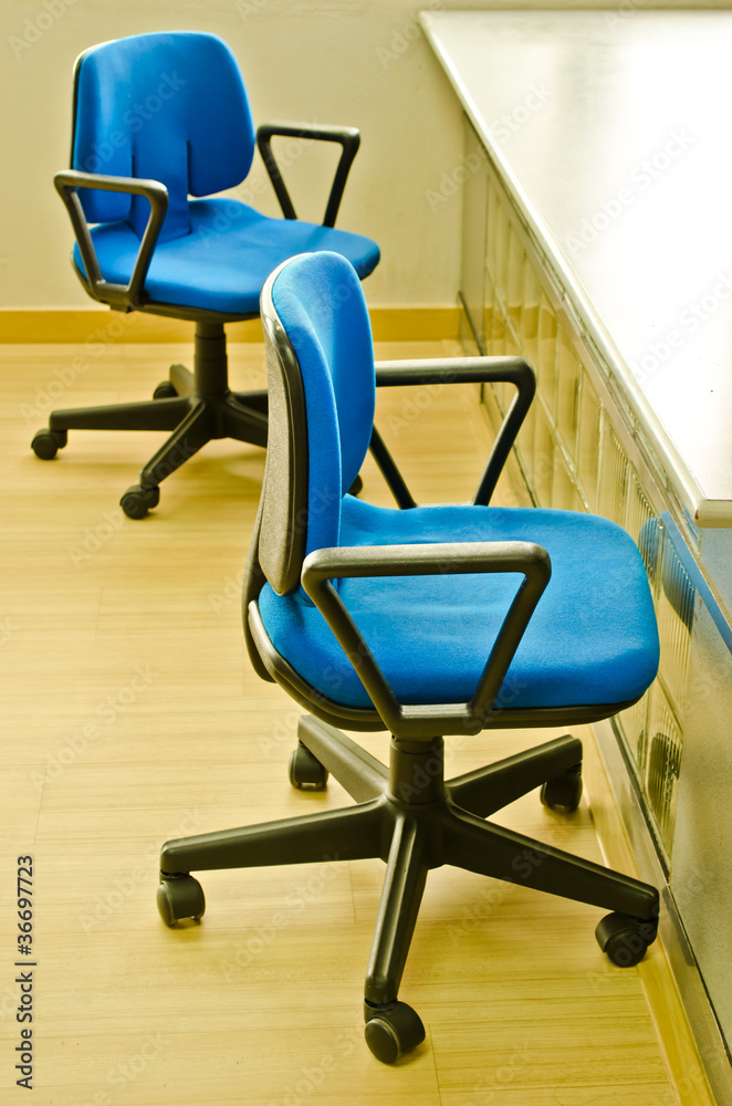办公室里没有人的两把椅子