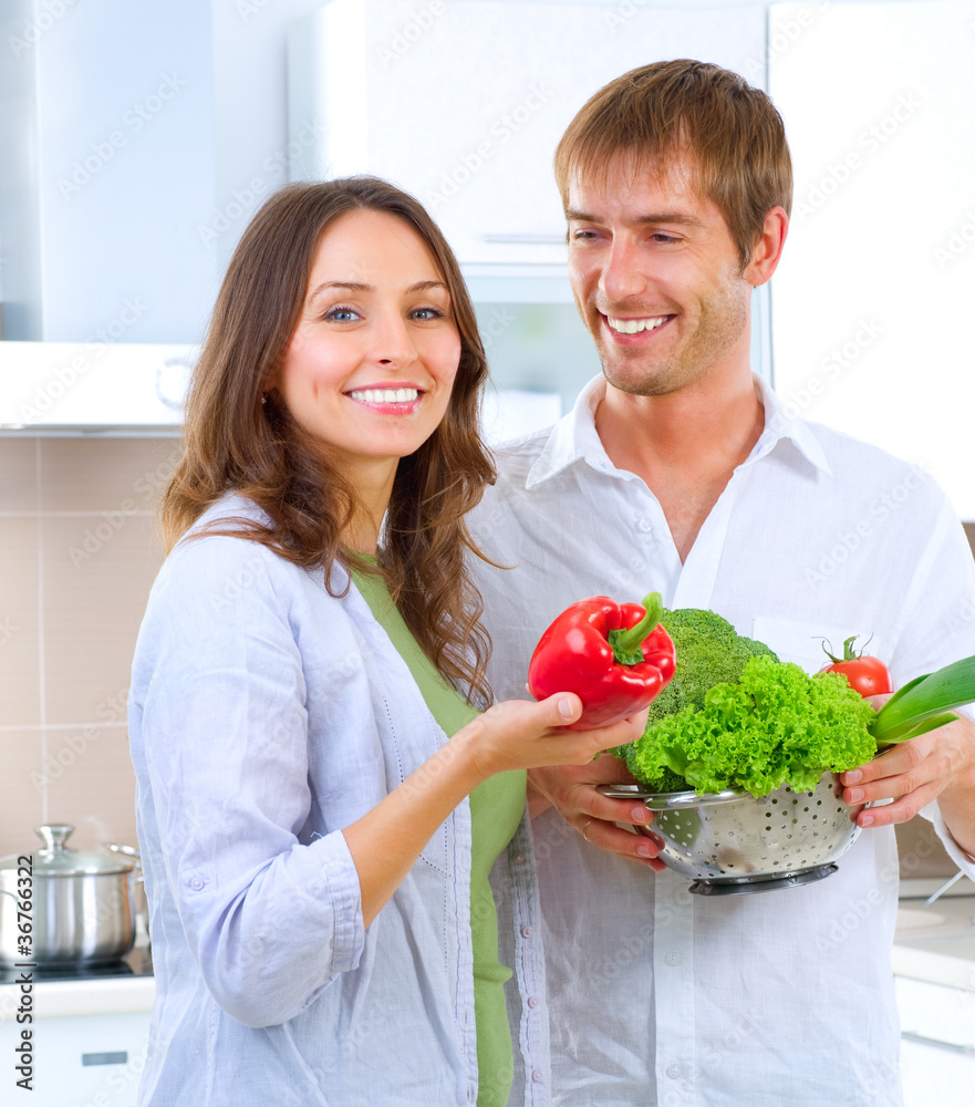 年轻幸福的夫妇在家厨房一起做饭