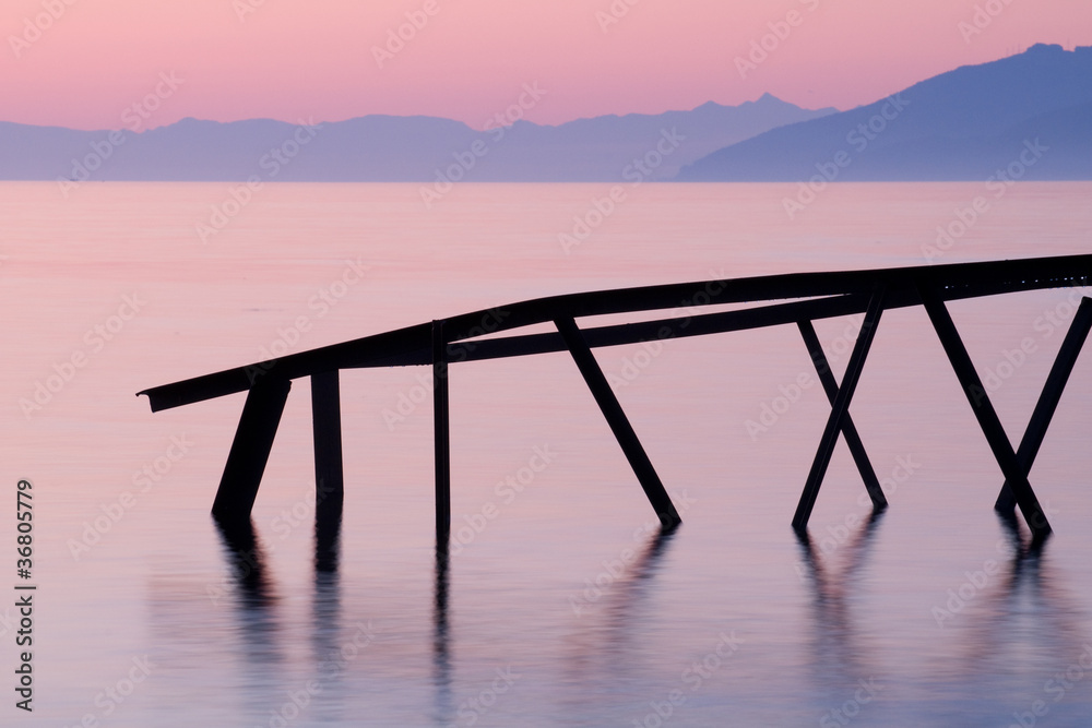贝加尔湖上的粉红色黎明。