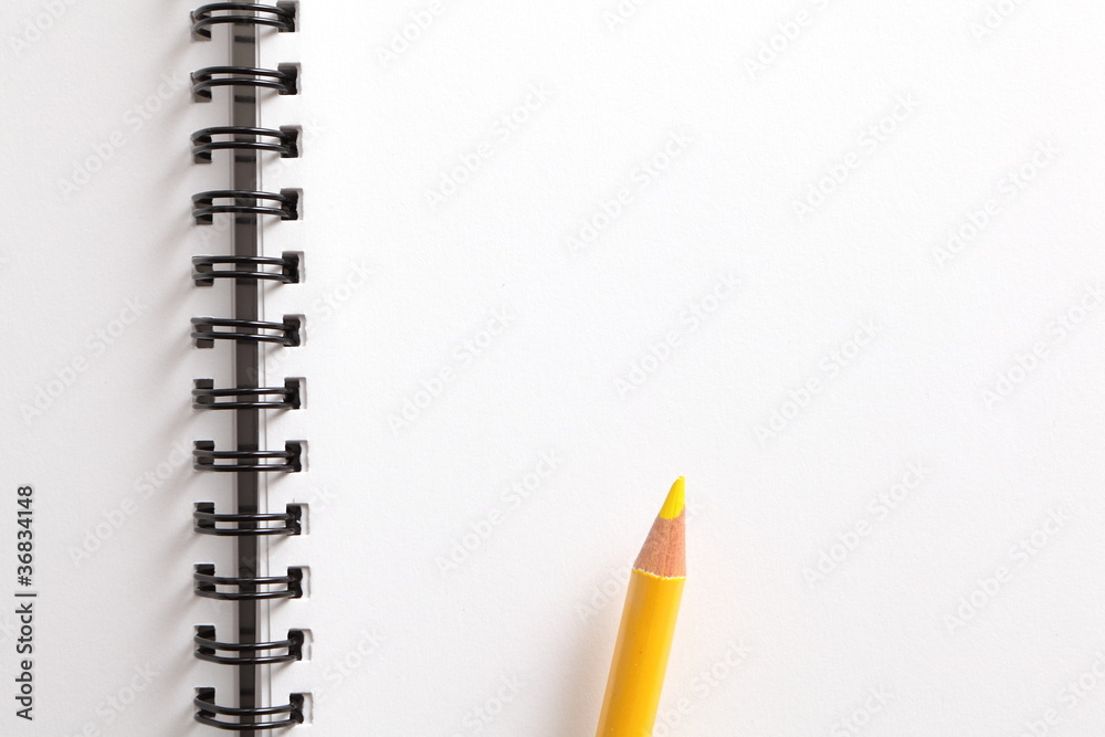 笔记本和白底黄铅笔