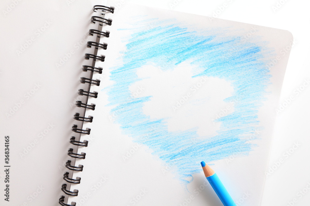 笔记本（带蓝天、云）和蓝色铅笔