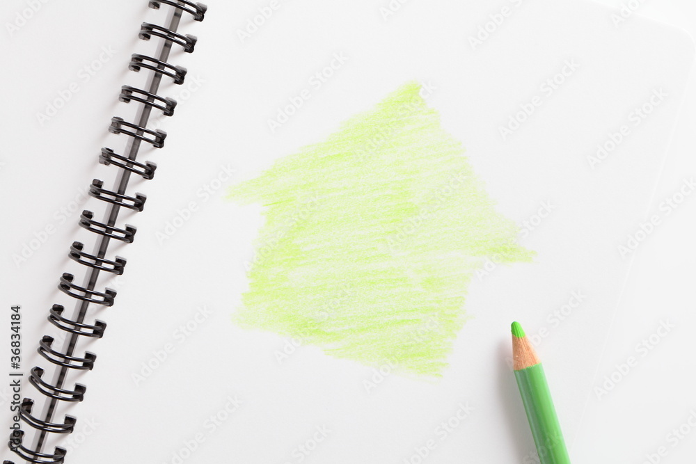 笔记本和白底绿铅笔