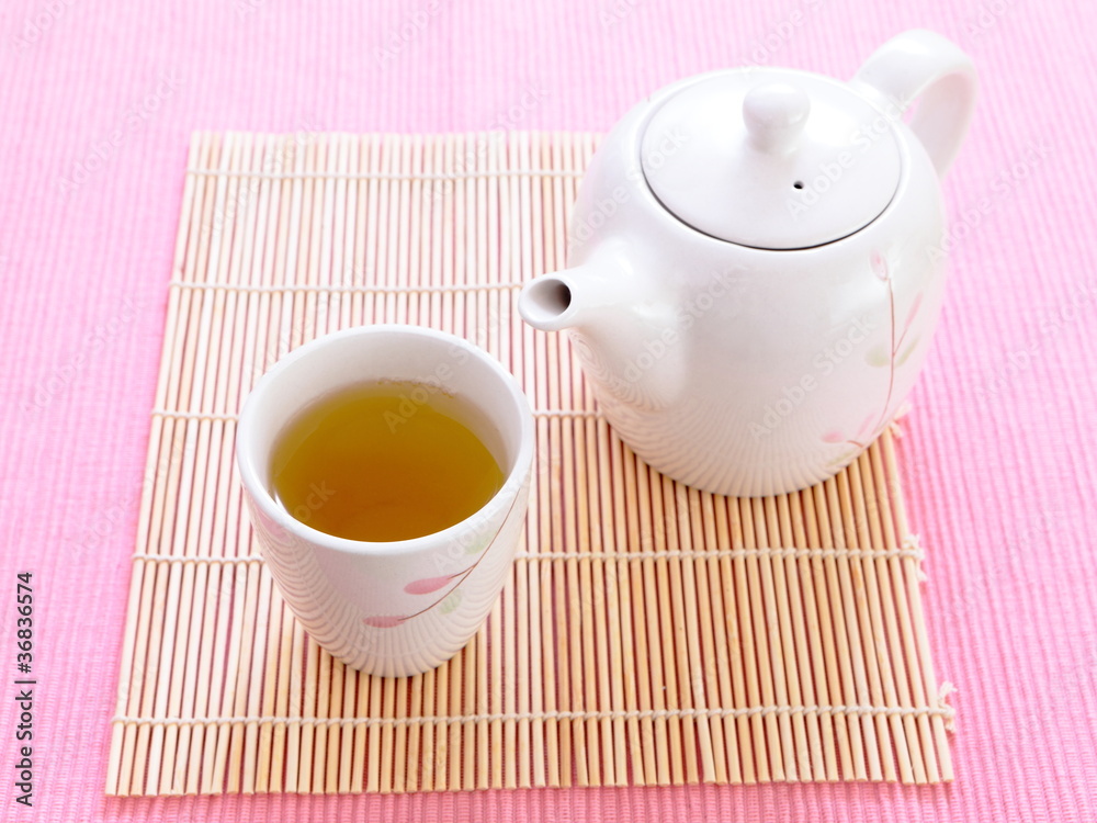 下午茶时间的健康绿茶和茶壶