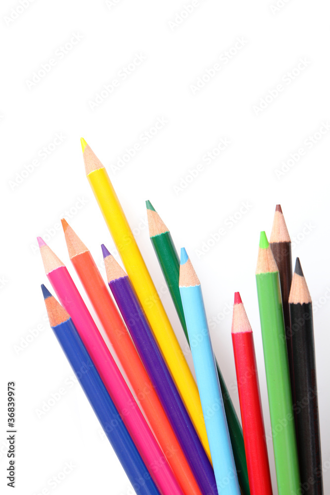 隔离在白色背景上的彩色铅笔