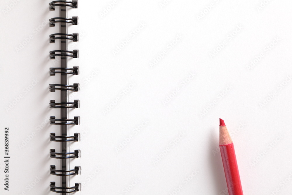 笔记本和白底红铅笔