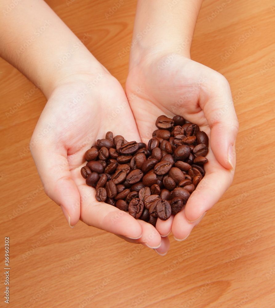 咖啡豆在手，咖啡豆是爱的心形