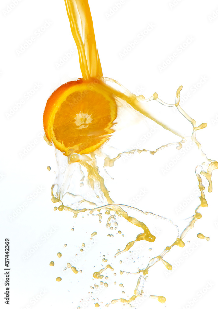 带有果汁飞溅的新鲜橙子，隔离在白色背景上