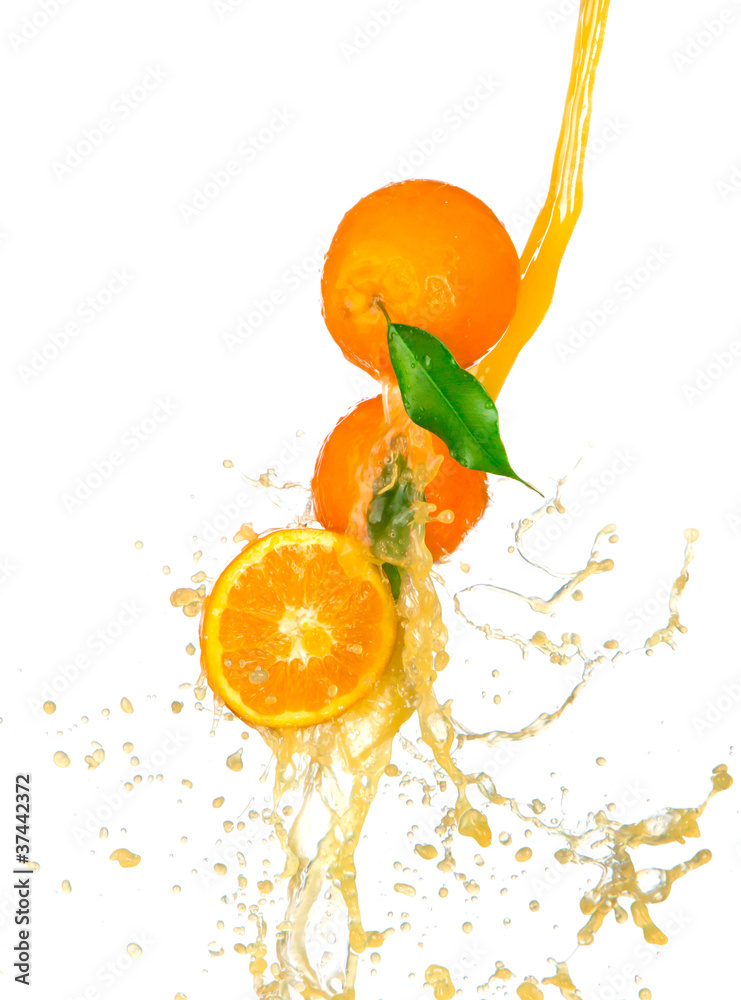 新鲜橙子，带果汁飞溅，在白色背景上隔离
