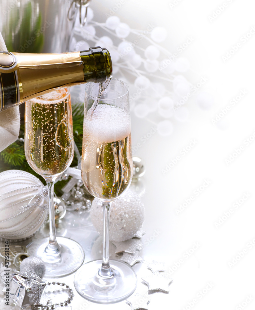 新年庆典。两杯香槟酒杯