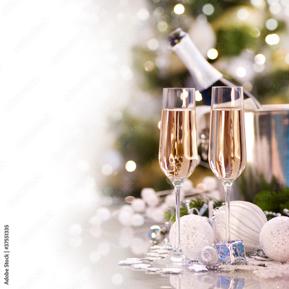 新年庆典。两杯香槟酒杯