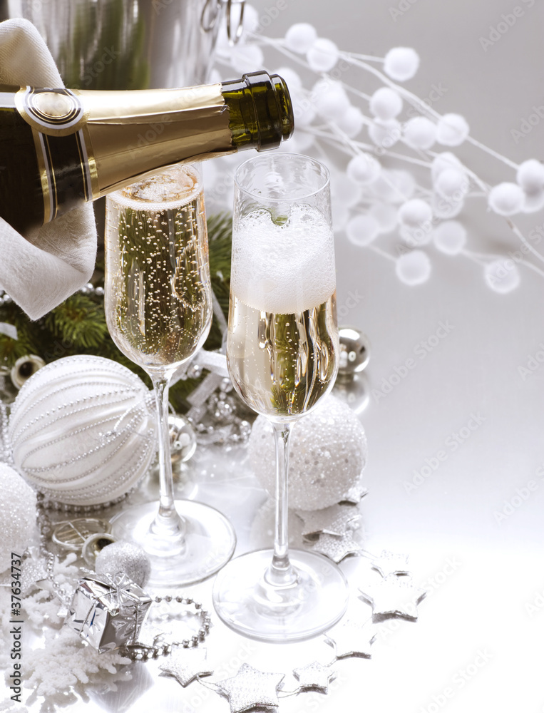 新年庆祝。香槟