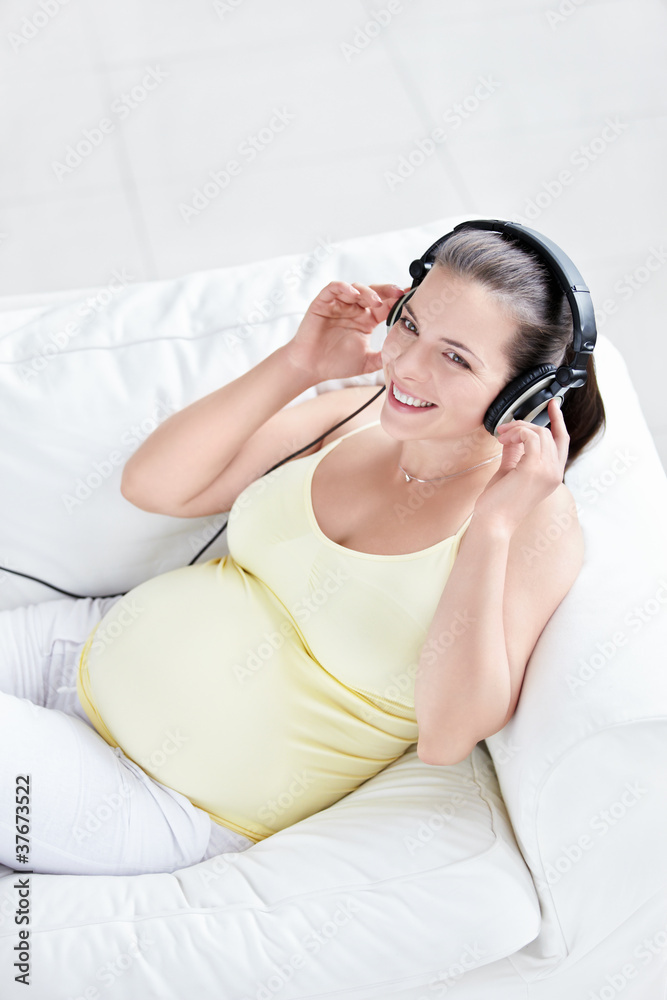 孕妇戴耳机