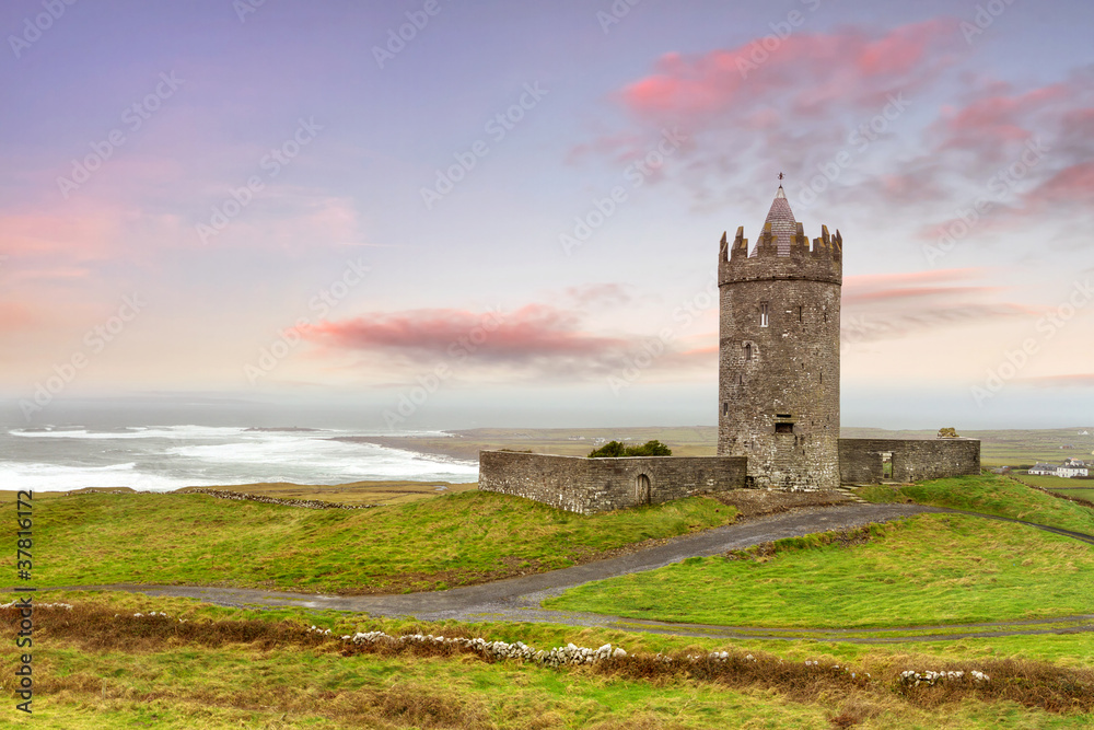 爱尔兰克莱尔郡日落时分的杜纳戈尔城堡