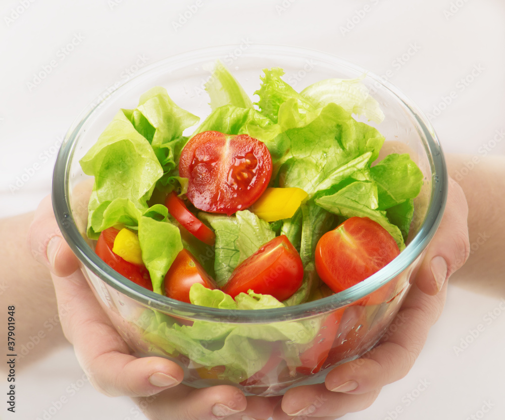 手中有一杯蔬菜素食沙拉