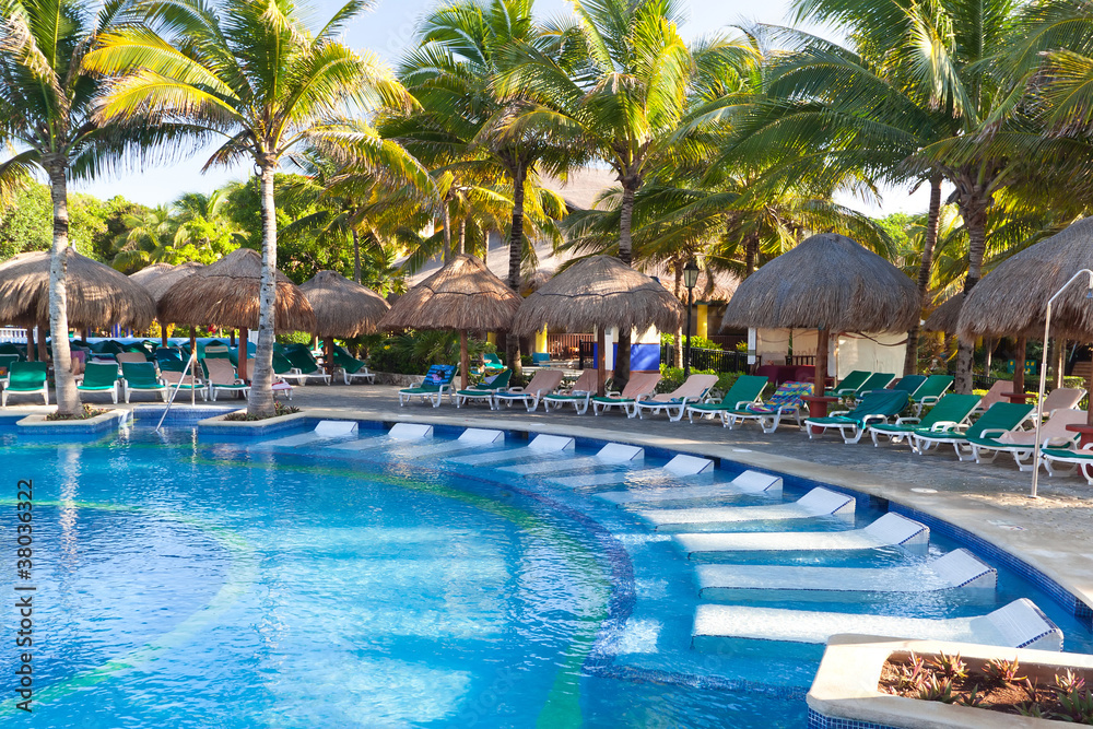墨西哥带日光浴床的热带游泳池