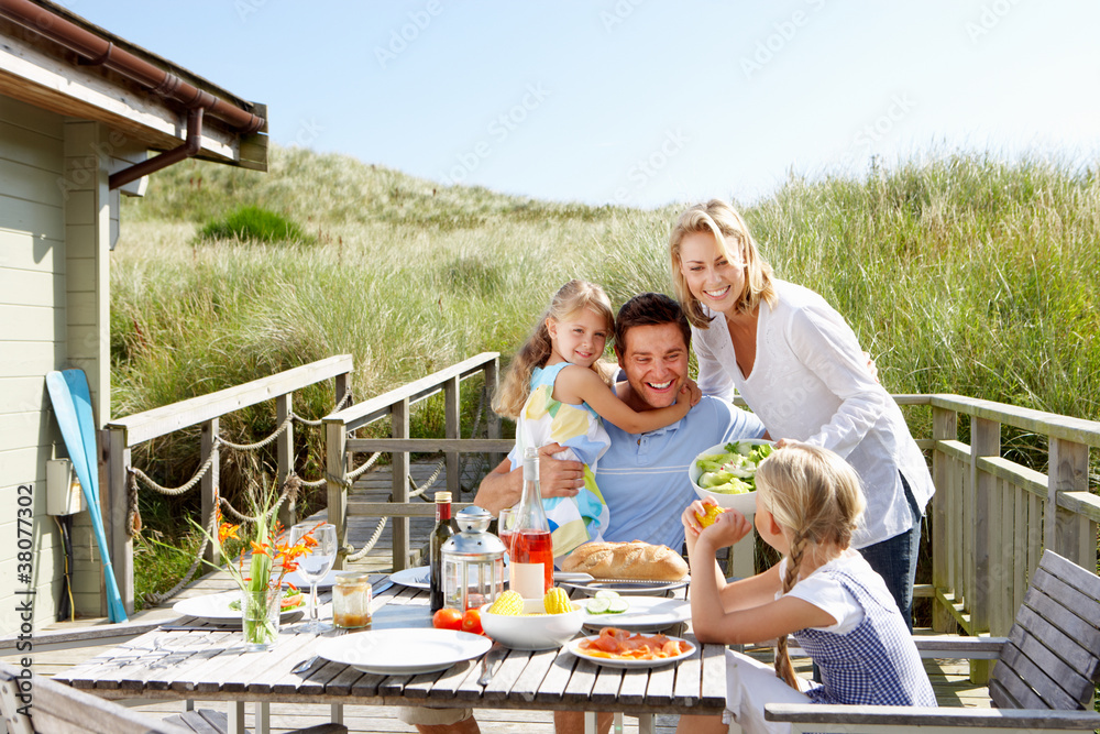 度假家庭在户外用餐
