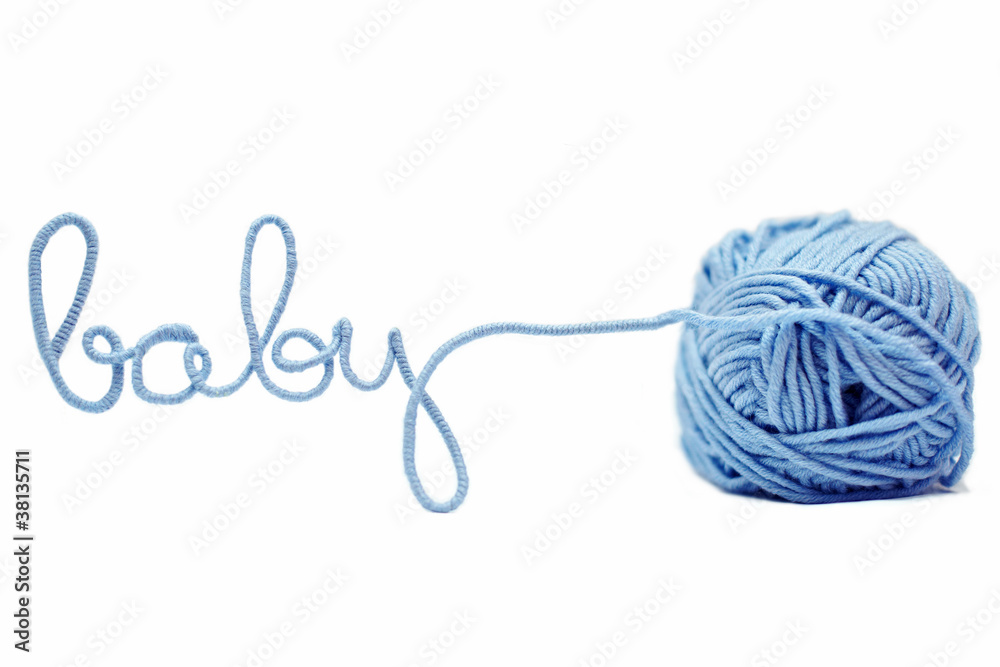 蓝色婴儿单词，由隔离在白色上的纱线制成