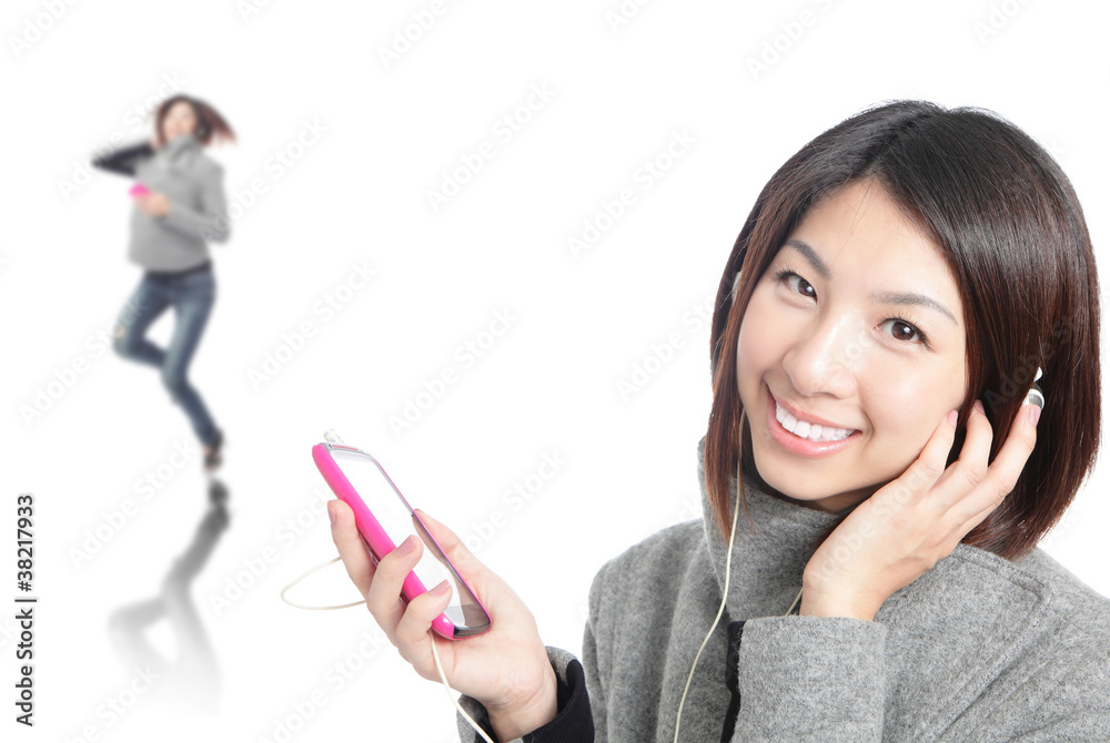 年轻快乐女孩用手机耳机听音乐